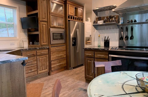 Omaha House | Romantic Bungalow! Pool💦Hot Tub,Fire pit, Outdoor Space, Branson & Cricket Creek