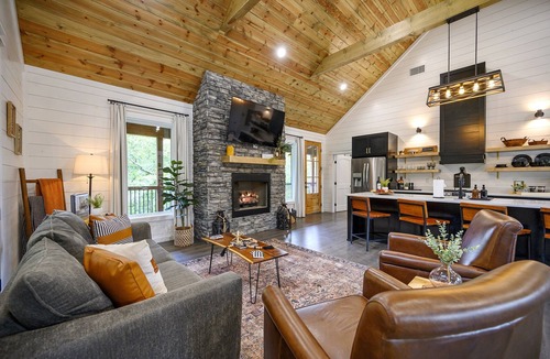Broken Bow Cabin | Romantic Cabin | Hot Tub Direct ATV Trails Firewood & S’mores provided