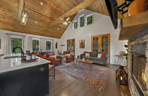 Broken Bow Cabin | Romantic Cabin | Hot Tub Direct ATV Trails Firewood & S’mores provided