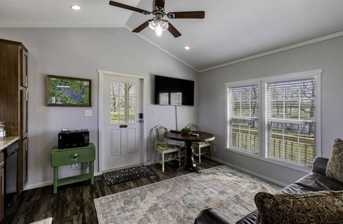 Emory Cabin | Romantic Cabin with Pond Views Great for Couples in Texas