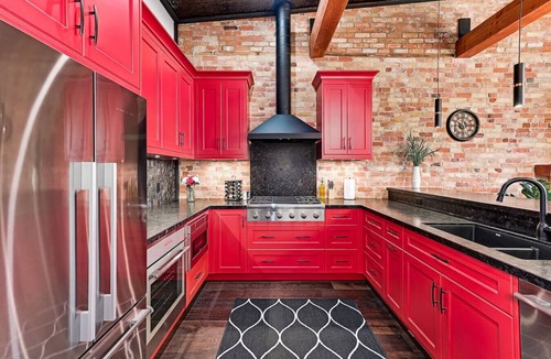 Collingwood Hotel | Romantic King Suite, Gas Fireplace, Chef`s Kitchen