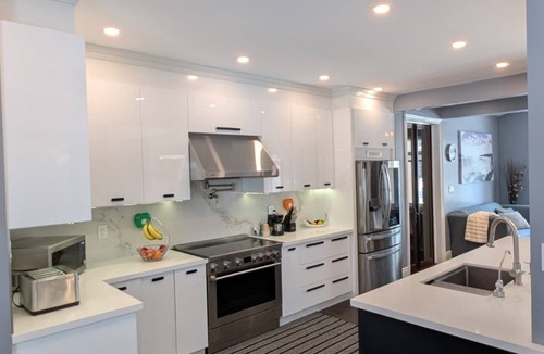 Niagara Falls Bed & Breakfast | Romantic Lakeside Cozy Queen Suite Free Breakfast