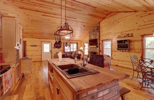 Mountain View Cottage | Romantic Mountain View Cabin Rental Near Downtown!