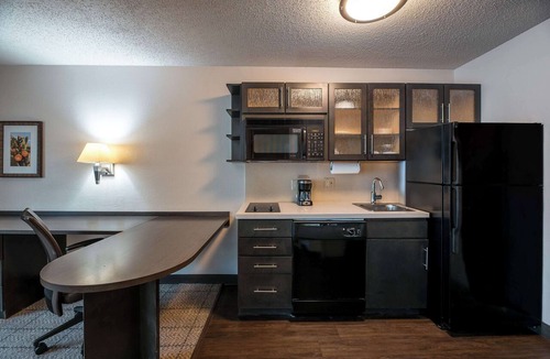 Fossil Creek Hotel | Romantic Suite Escape | Free Parking | Near Buffalo Ridge Park - 1.6 miles