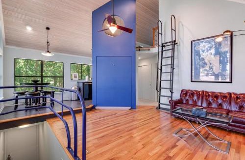 Driftwood Estates Hotel | Romantic Treehouse Loft with Shared Lake Hamilton Access