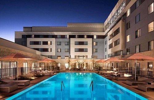 Bee Cave Apartment | Rooftop & Gym Access | Deluxe King Near Shops, Trails, Galleria