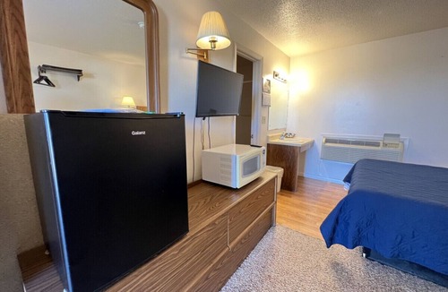 Downs Hotel | Room 107 - Standard Queen - Sleeps 2 - West Lake Grandvue Inn