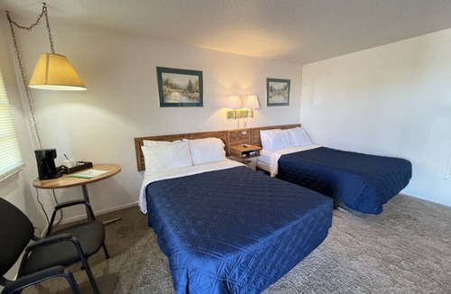 Downs Hotel | Room 114 - Double Full - Sleeps 4 - West Lake Grandvue Inn