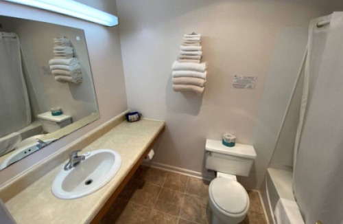 Downs Hotel | Room 114 - Double Full - Sleeps 4 - West Lake Grandvue Inn