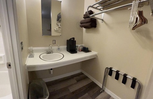 Harper Hotel | Room 29 - Standard Queen - Sleeps 2 - Harper Motel