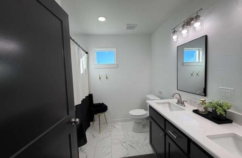 Thackerville House | Royal Flush Villa - King Bed near WinStar