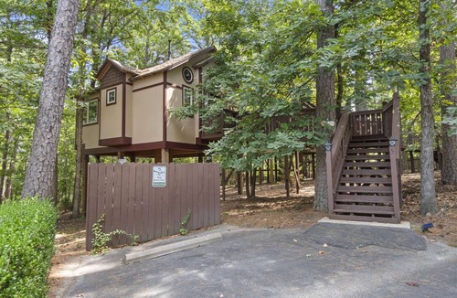 Eureka Springs Cottage | Royal Oak Treehouse with Jacuzzi