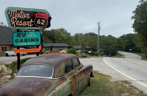 Eureka Springs Cabin | RT 62 Motor Resort '50's Cabin w/Jacuzzi