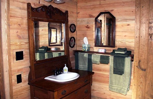 Kountze Cabin | Rustic Cabin Getaway with Stunning Front Porch near Beaumont, Texas