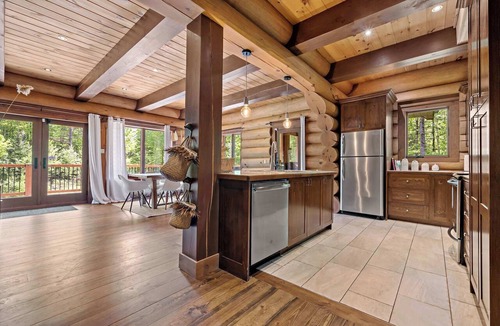 Saint-Faustin-Lac-Carre Ski Chalet | Rustic Chalet & Serenity in Mont Blanc