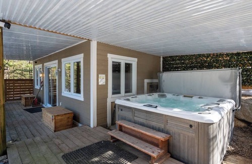 Saint-Faustin-Lac-Carre Cabin | Rustic & Charming Mont Blanc Chalet+ Private Spa
