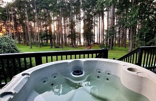 Jefferson Cottage | Rustic Lake Cottage with Fire Pit and Hot-Tub Great for Outdoor Lovers in Texas