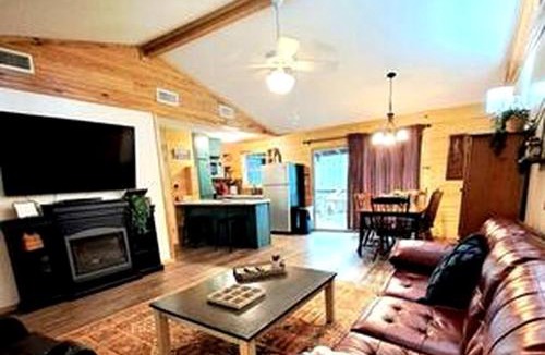 Jefferson House | Rustic Lake Cottage with Fire Pit and Hot-Tub Great for Outdoor Lovers in Texas
