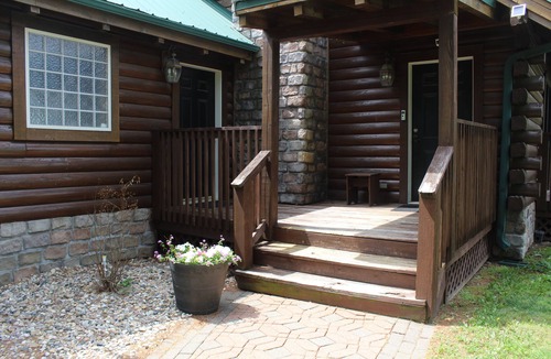 Lee's Summit Cabin | Rustic Log Cabin Escape: Minutes from Wedding Venues & KC Metro!