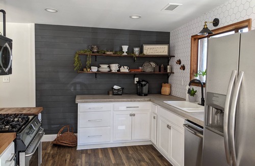 Perry Cabin | Rustic modern cabin surrounded by trees and large yard 25 miles from Waco/Temple