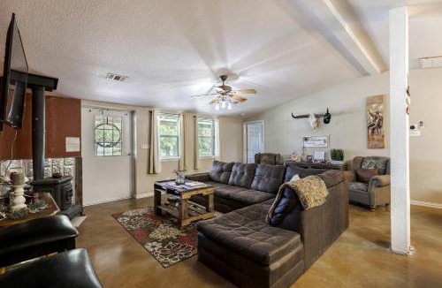 Mountain Home House | Rustic-Modern Ranch Retreat with Fire Pit & Nature Views in Mountain Home, Texas