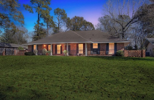 Broadmoor House | Rustic Retreat 5‑BR Home w/Backyard Oasis + Fire Pit