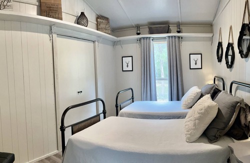 Chappell Hill Cabin | Rustic Star Hideaway - Cozy Cabin in Chappell Hill, TX