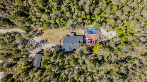 Northern Bruce Peninsula House | Rustic Vibes w Pool & Hot Tub- Tobermory