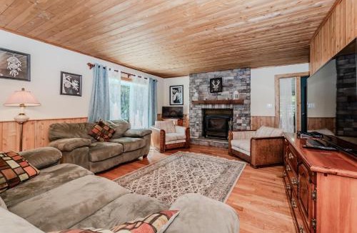 Northern Bruce Peninsula House | Rustic Vibes w Pool & Hot Tub- Tobermory