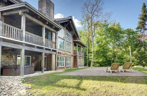 Val-des-Lacs Cabin | Rustic waterfront cottage