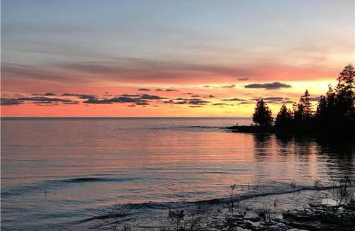 Tobermory House | Rustic Waterfront Kayak Near National Park