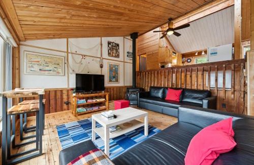 Tobermory House | Rustic Waterfront Kayak Near National Park