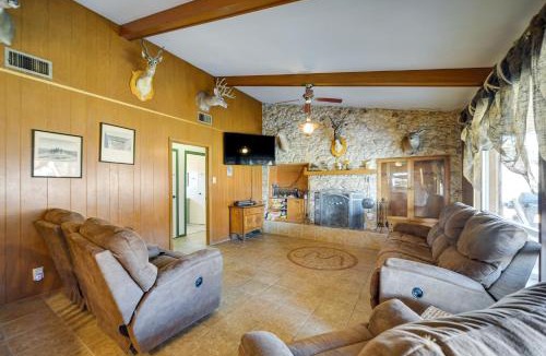 Llano House | Rustic & Western House on Lake - Swim & Fish!