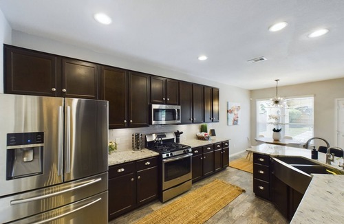 Houston House | Saddle & Spurs BNB- 25 minutes to downtown + pool