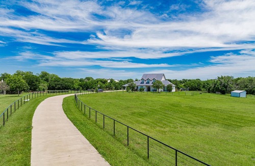 Gunter House | Sahvana Ranch - Unwind, Splash & Party