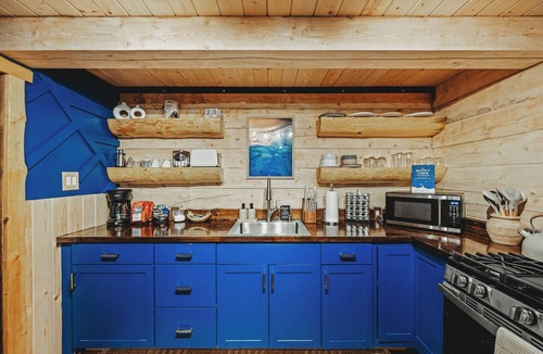 Badger Cabin | Sapphire Elegance Cabin w/Running Water & Shared Sauna