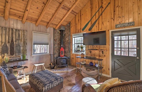 Higden House | Scenic Greers Ferry Cabin w/Deck + Fire Pit!