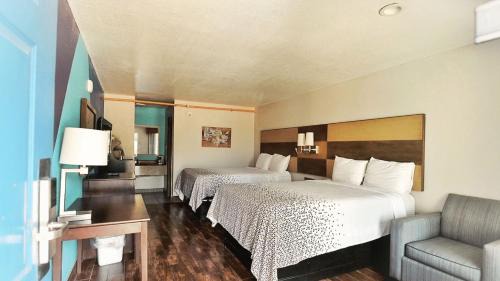 Shenandoah Hotel | Scottish Inns & Suites Shenandoah Woodlands Mall