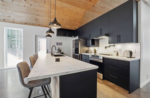 Notre-Dame-de-la-Merci Ski Chalet | Secluded 4BR/5Beds Chalet with Hot Tub, Sauna and private forest