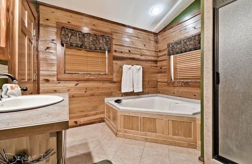 Sylvan Shores Cabin | Secluded Getaway Cabin in the woods Wifi Smart TVs