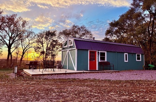 Burbank House | Secluded Tiny House with Fire Pit
