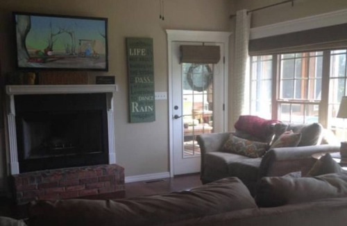 Russellville House | See the eclipse and all the area has to offer in comfort! Pet friendly!