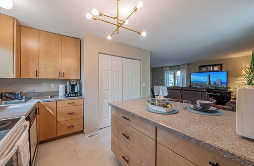 Northeast Anchorage Condo | Semi-Secluded Lodge Style: King Bed, Garage, Laundry, WiFi