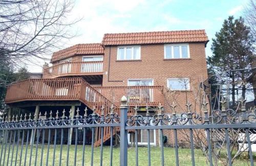 Bayview Woods - Steeles Apartment | Serene Don River Nature gateway- 3BR suite, Private Patio, Free Parking