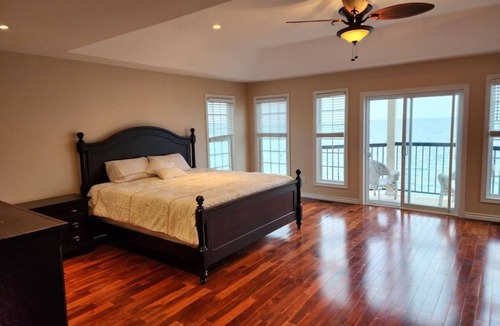 Bowmanville House | Serene Lakeside Retreat (Private Lake Access)