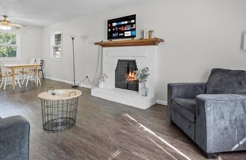 Clive House | Serene Large Duplex in West Des Moines