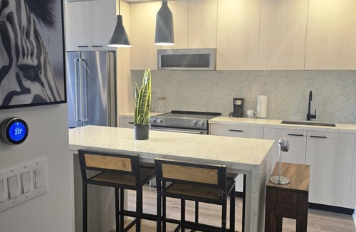 Downtown Toronto Apartment | Serviced 2 Bedroom Apartment in Toronto | Elm-Ledbury Building