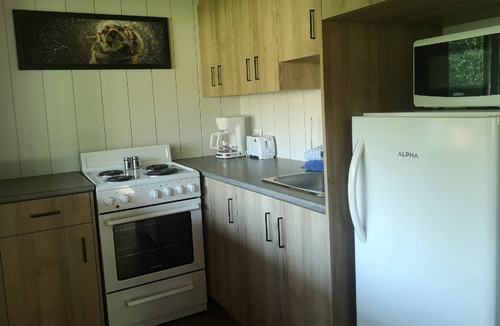 Frampton Ski Chalet | Sheira Shack: riverside, campfire, Wi-Fi, AC, BBQ, for 2, pets welcome!