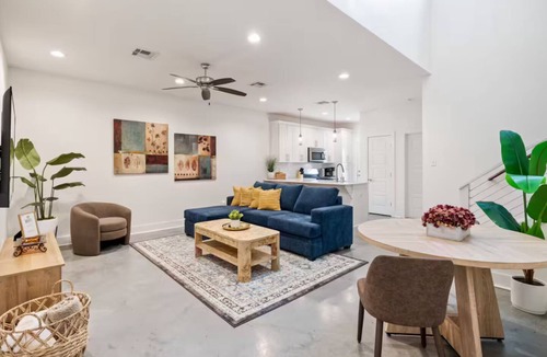 Lafayette House | Short & Extended Stays ▪ Full Kitchen ▪ Workspace ▪ Garage ▪ Washer/Dryer