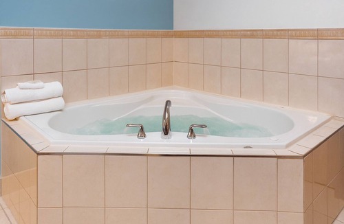 Hamilton Hotel | Signature Inn & Suites Hamilton
